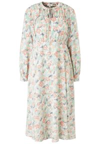 Blommig klänning i ljusa pastellfärger, med långa ärmar, en gatherad halsringning och en åtsittande midja med en flödande kjol. Texturerad tyg.