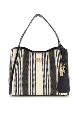Sac à bandoulière rayé noir, beige et blanc avec deux anses, logo Guess doré et une étiquette noire attachée par une boucle sur fond blanc.