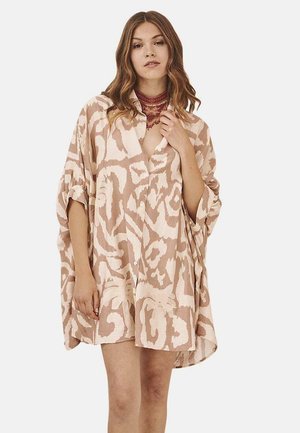 Vestido camisero ligero y de corte oversized en un patrón abstracto en beige y crema. Presenta un cierre de botones en la parte delantera y mangas holgadas para mayor comodidad.