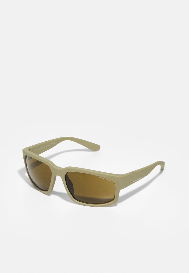 Matte olijfgroene zonnebril met rechthoekige lenzen en een bruine tint. Heeft dikke monturen en slanke steunen, met branding aan de zijkant.
