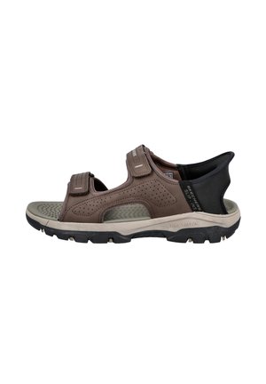 Sandalia para hombre Skechers de exterior en marrón y negro, con correas ajustables y suela texturizada para mejor agarre, vista de lado.