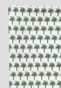 Tkanina wzór z powtarzającymi się ilustracjami zielonych palm z pomarańczowymi owocami na jasnoniebieskim tle. Teksturowana powierzchnia.