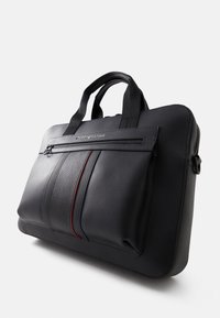 Zwarte leren laptoptas met twee handgrepen aan de bovenkant, een gestructureerde voorzak en een ritsluiting. Voorzien van rode en blauwe accentstrepen.