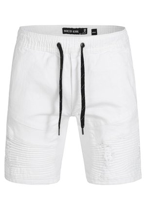 Hvite denimshorts med elastisk midje, svarte snor, ribbet teksturdetaljer og slitt design på siden.