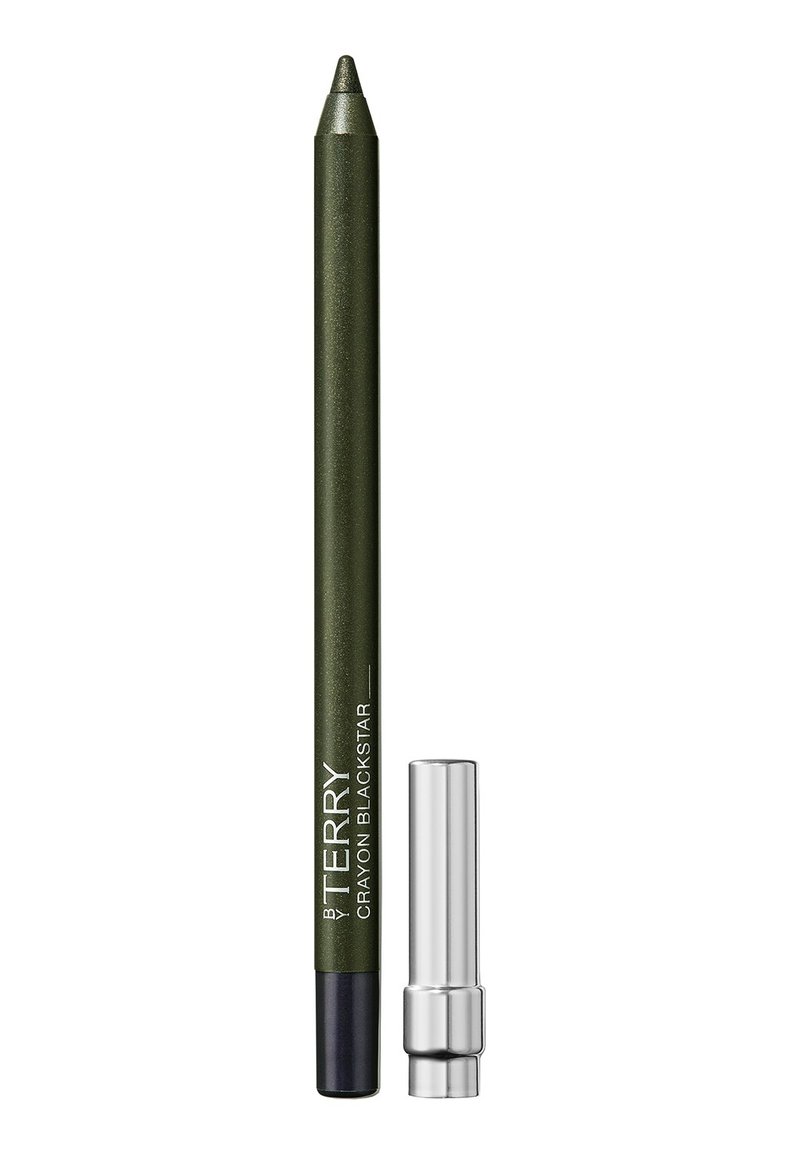 Eyeliner verde a matita, appuntito e con finitura scintillante, del marchio "BY TERRY," accanto a un cappuccio cilindrico di colore argento.