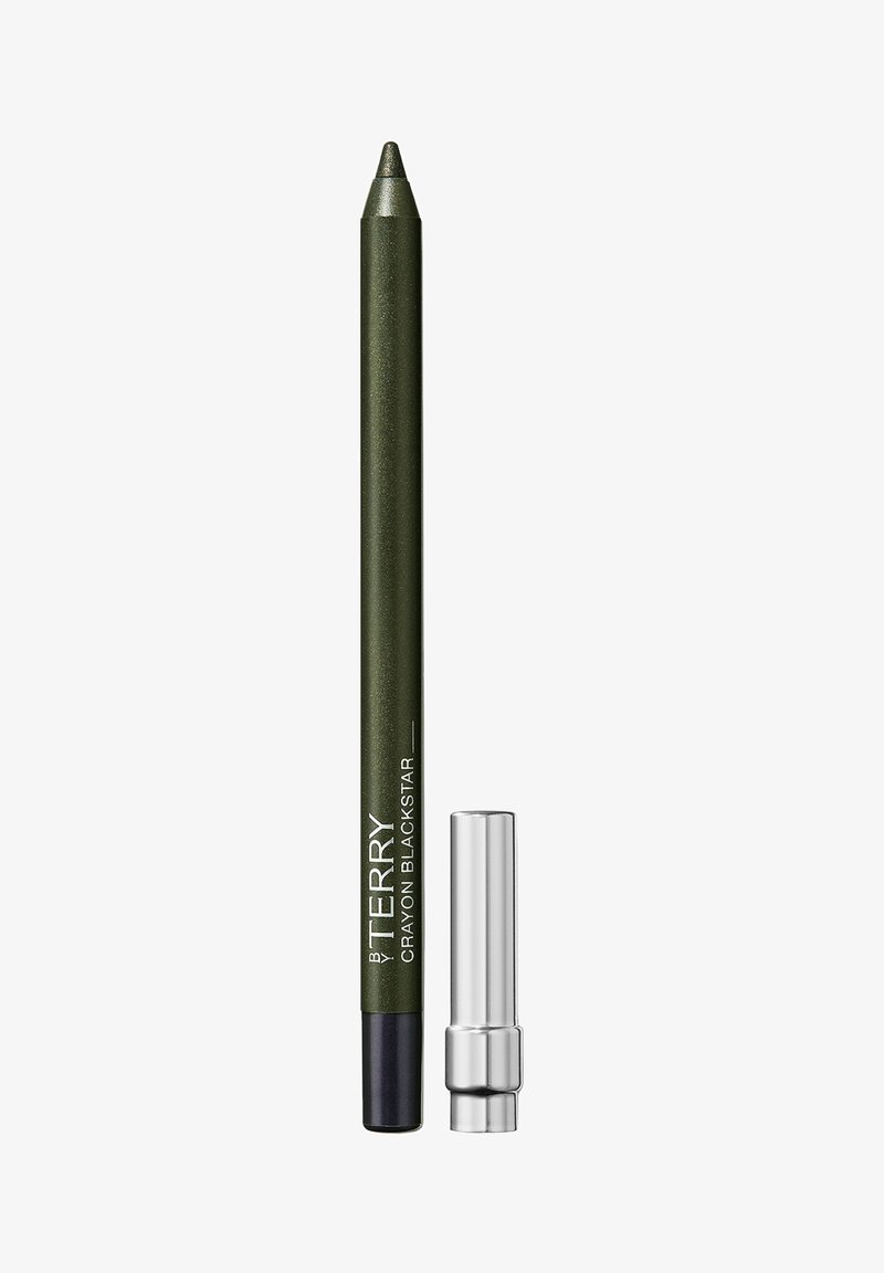 Eyeliner verde a matita, appuntito e con finitura scintillante, del marchio "BY TERRY," accanto a un cappuccio cilindrico di colore argento.