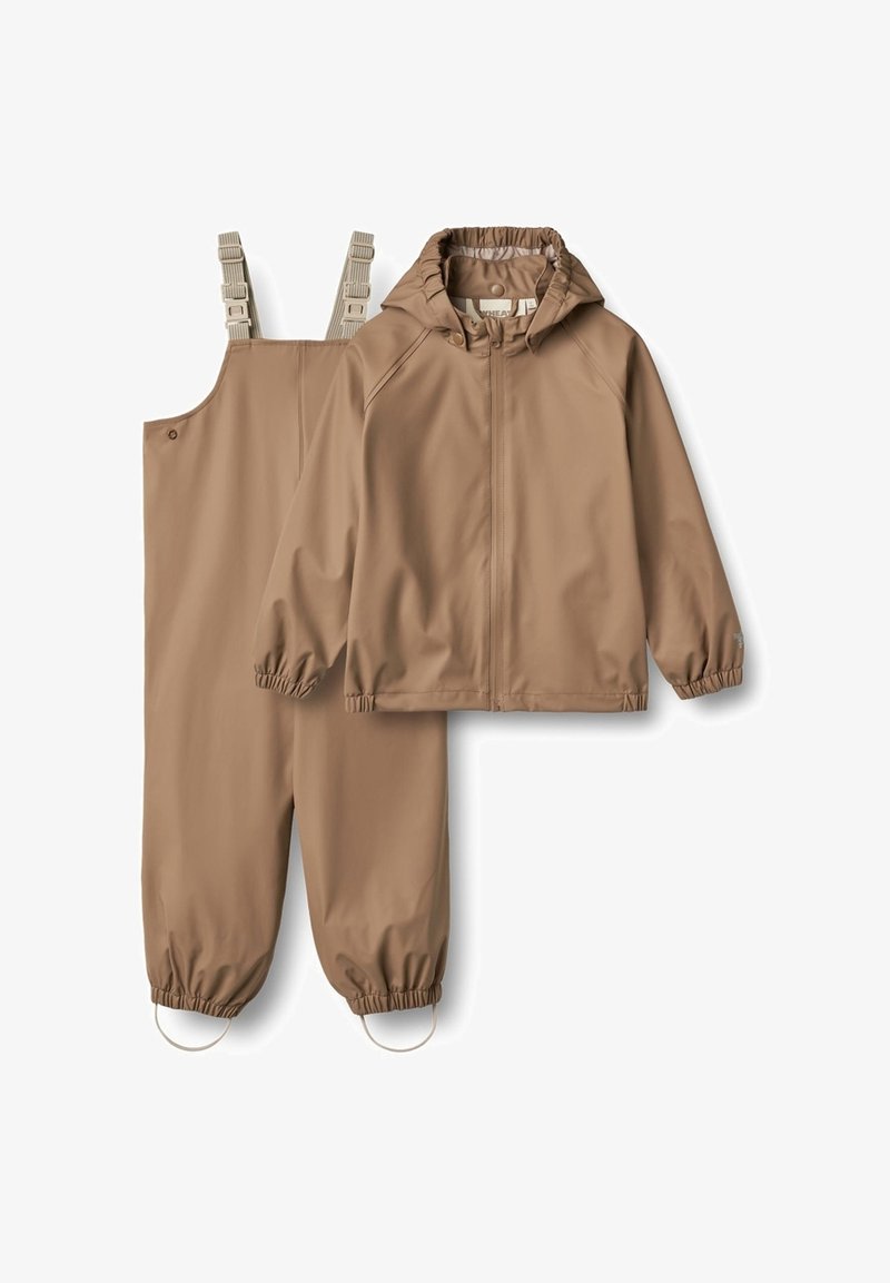 Ensemble de veste et salopette imperméables marron. La veste est dotée d'une capuche et de poignets élastiques, tandis que la salopette dispose de bretelles réglables et de chevilles élastiques.