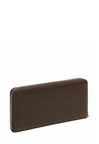 Brązowy skórzany portfel o fakturowanym wykończeniu, prostokątnym kształcie i srebrnym zamku błyskawicznym wzdłuż górnej krawędzi.