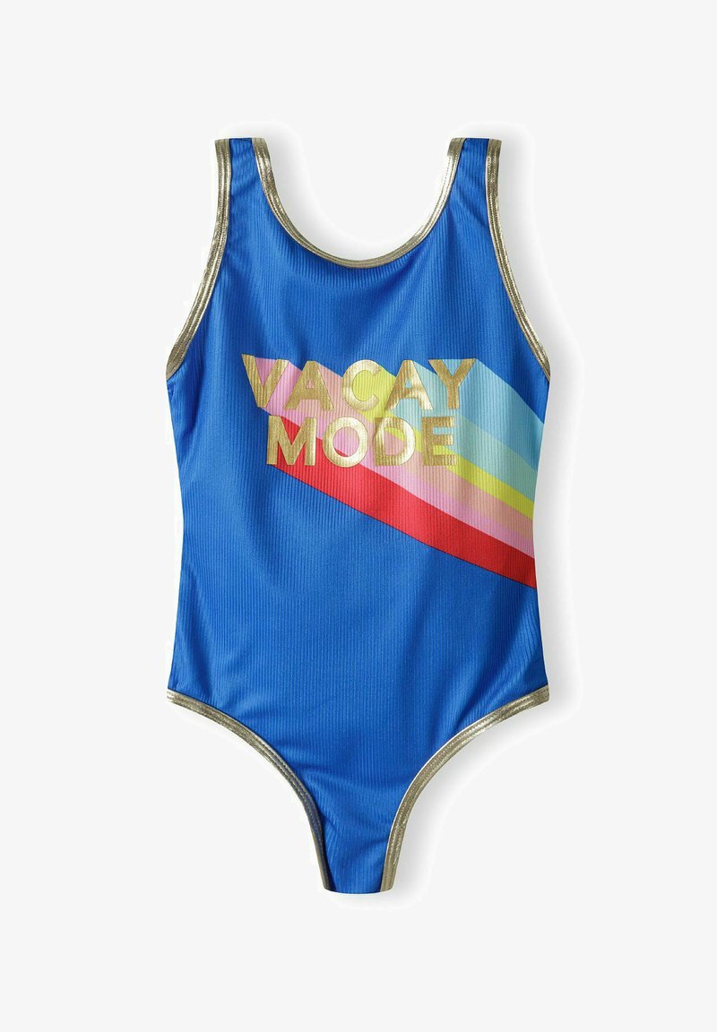 Maillot de bain une pièce bleu avec texture côtelée, présentant des finitions dorées. À l'avant, on trouve des rayures diagonales colorées et le texte "VACAY MODE".