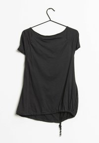 Svart kortärmad topp med rundad halsringning, med en dragsko nertill för justerbar passform och mjuk tygstruktur.