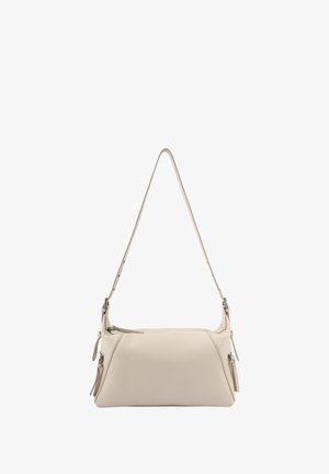 Bolso de hombro de cuero beige con correa ajustable, forma rectangular y bolsillos laterales con cremallera en cada extremo.