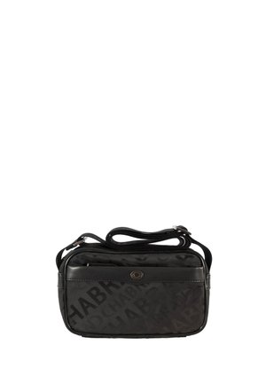 Bolso bandolera negro rectangular con correa ajustable y sutil patrón en relieve con el nombre de la marca en el bolsillo delantero.