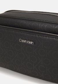 Calvin Klein MUST CAMERA BAG MONO - Olkalaukku - black mono