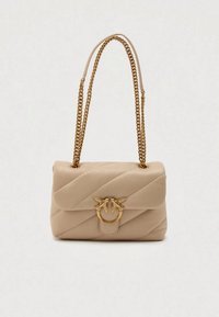 Μπεζ καπιτονέ δερμάτινη τσάντα χειρός με αλυσίδα σε χρυσό τόνο και διακοσμητικό κούμπωμα με δύο πουλιά. Μαλακή υφή και ορθογώνιο σχήμα.