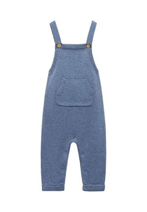 Niebieskie dziane ogrodniczki dla niemowląt z przednią kieszenią, zapinanymi na guziki szelkami oraz zatrzaskami wzdłuż wewnętrznych nóg ułatwiającymi zmianę pieluszki.