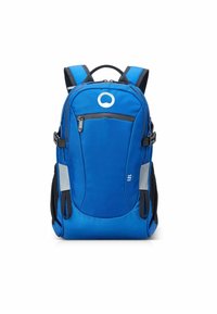 Mochila azul con un acabado texturizado, que cuenta con un bolsillo frontal con cremallera, correas ajustables y detalles reflectantes. Capacidad: 12L.