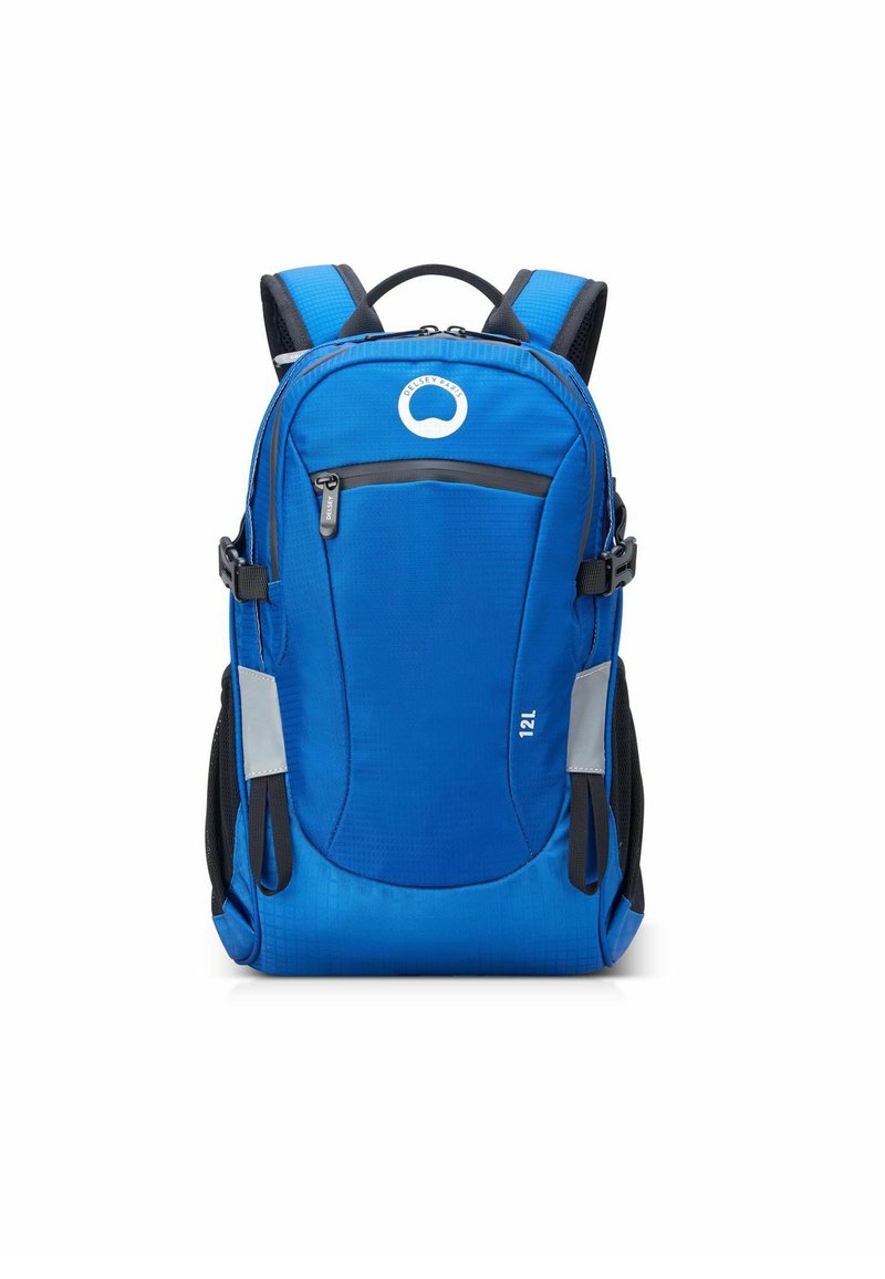 Mochila azul con un acabado texturizado, que cuenta con un bolsillo frontal con cremallera, correas ajustables y detalles reflectantes. Capacidad: 12L.
