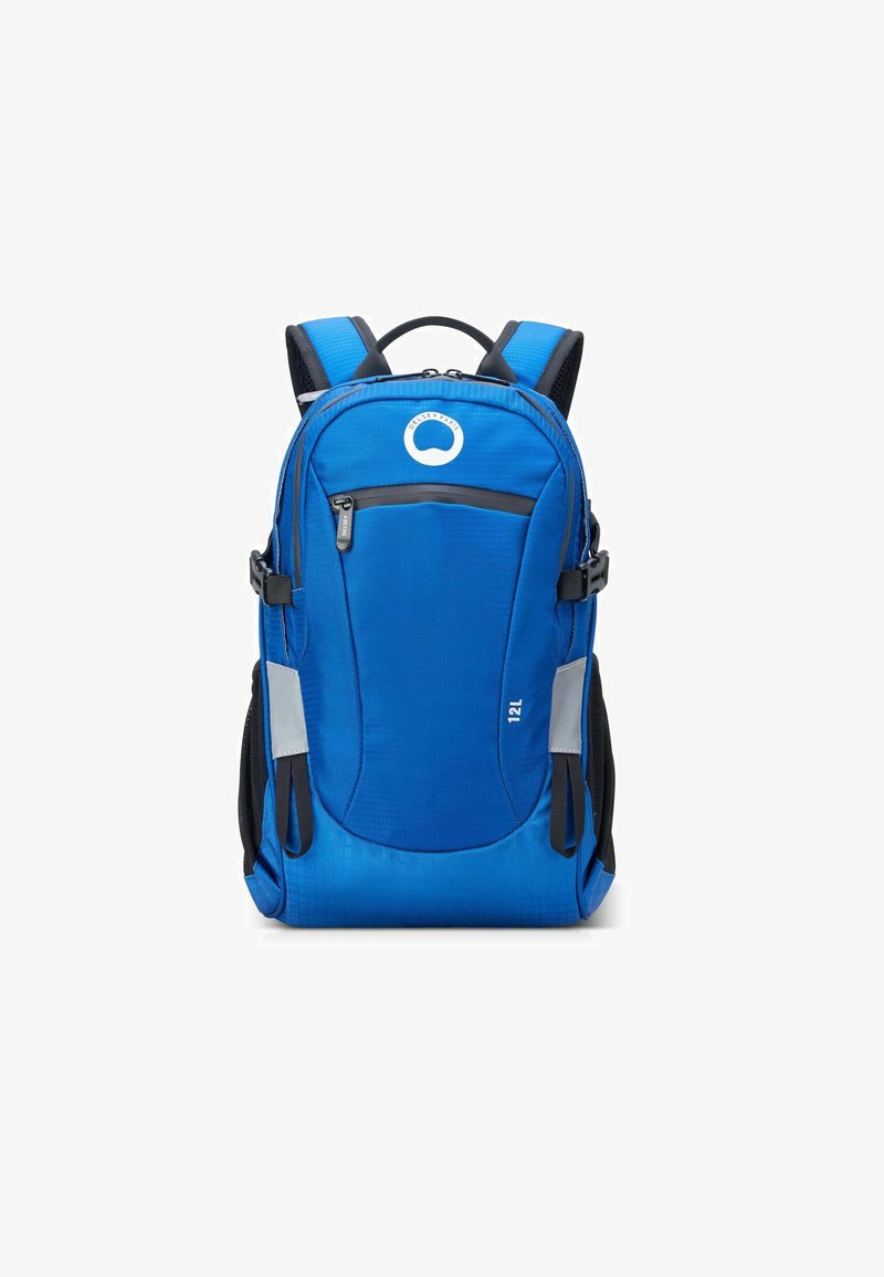 Mochila azul con un acabado texturizado, que cuenta con un bolsillo frontal con cremallera, correas ajustables y detalles reflectantes. Capacidad: 12L.