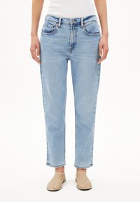 Jeans en denim bleu clair avec une coupe droite, cinq poches et une fermeture à bouton. Présente des zones délavées et de subtils détails de couture.