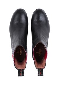 Czarne skórzane botki za kostkę o błyszczącej powierzchni, z wzorzystym bocznym panelem i kontrastowym różowym wnętrzem. Zawierają pętelkę do zakładania.