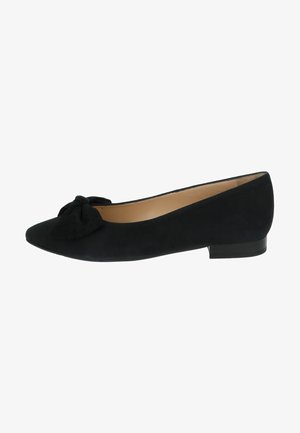 Ballerines en suede noir avec un bout pointu et un nœud décoratif sur le devant. Talon bas et arrondi pour un confort supplémentaire.