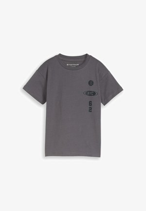 Donkergrijs T-shirt met korte mouwen en ronde hals, met een kleine basketbalafbeelding, de tekst "NYC" en het nummer "62" gedrukt op de borst.