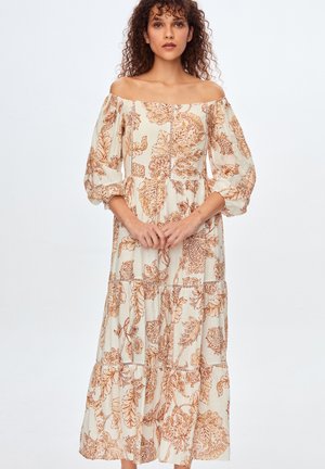 Maxikleid mit Blumenmuster in Creme und Rost, mit schulterfreier Verarbeitung, Puffärmeln, gestuften Design und lockerer Passform.