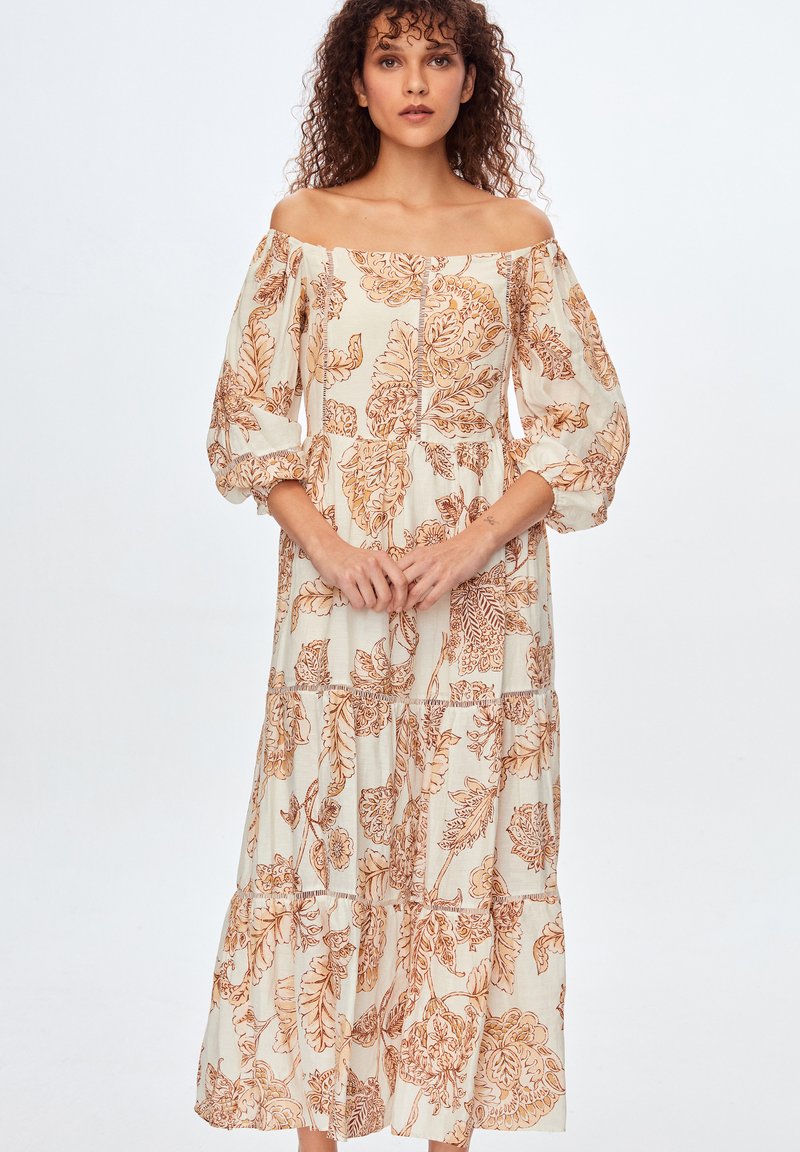 Romantische maxi-jurk met bloemenprint in roomkleur en roest, voorzien van pofmouwen, een gelaagd ontwerp en een comfortabele pasvorm.
