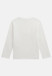 Camiseta de manga larga blanca, hecha de algodón suave, con cuello redondo y una textura lisa sin patrones ni detalles visibles.