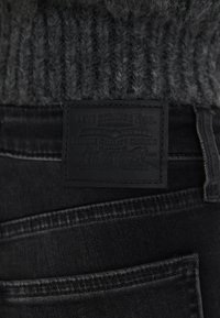 Levi's® TWISTED 725 - Bootcut piegriezuma džinsi - shining brighter