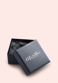 Svart texturerad smyckeslåda med gångjärnslock, med en vit präglad logotyp. Insidan är klädd med svart silkespapper.