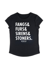 Černé tričko s krátkým rukávem a bílým textem "FANGS& FURS& SIRENS& STONERS." s menším logem "Wednesday" pod ním.