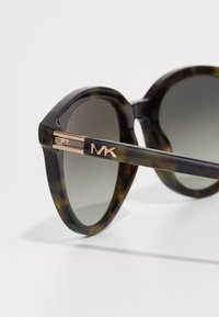 Michael Kors BIG BEND - Sončna očala - olive tortoise