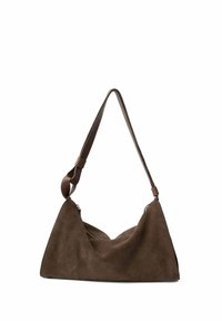 Bruine suède schoudertas met driehoekige vorm, enkele verstelbare band en gladde textuur. Voorzien van afgeronde naden en een zachte silhouet.