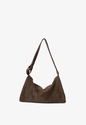 Borsa a spalla in camoscio marrone dalla forma triangolare, con una tracolla singola regolabile e una texture liscia. Presenta cuciture arrotondate e una silhouette morbida.