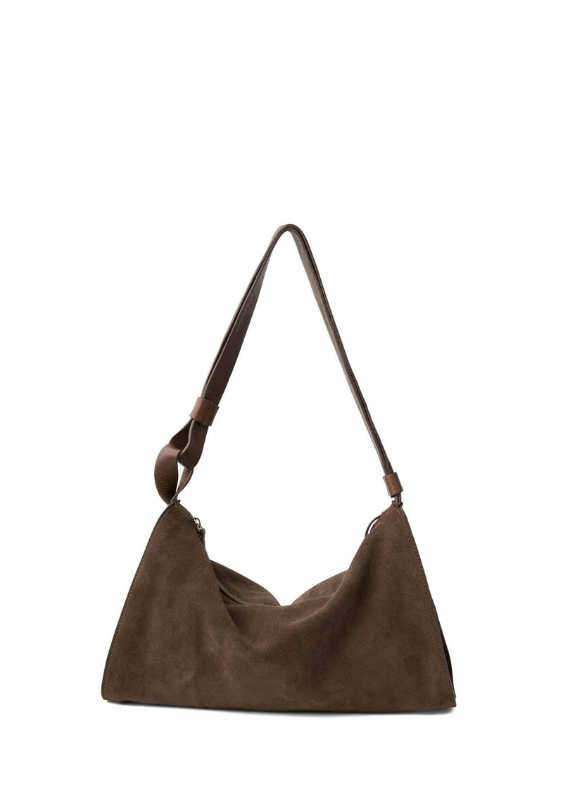 Bruine suède schoudertas met driehoekige vorm, enkele verstelbare band en gladde textuur. Voorzien van afgeronde naden en een zachte silhouet.