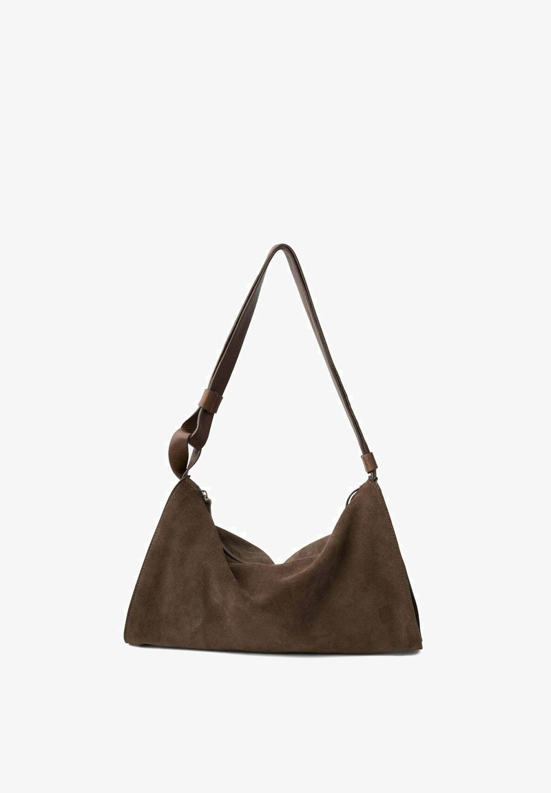 Bruine suède schoudertas met driehoekige vorm, enkele verstelbare band en gladde textuur. Voorzien van afgeronde naden en een zachte silhouet.