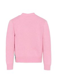 Różowy sweter z dzianiny z prążkowanym kołnierzem i mankietami. Ma jednolitą teksturę oraz lekko skrócony krój na dole z zielonym akcentem.