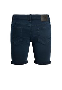 Shorts de mezclilla azul marino con dobladillos enrollados, dos bolsillos traseros y una etiqueta de parche en la cintura. Tela de algodón suave con sutiles detalles de costura.