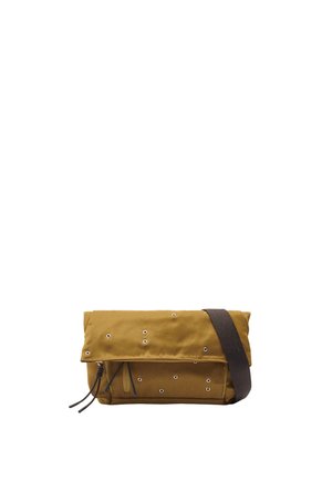 Kompaktowa żółto-brązowa torba listonoszka z tkaniny, z metalowymi oczkami, klapką i ciemnobrązowym regulowanym paskiem.
