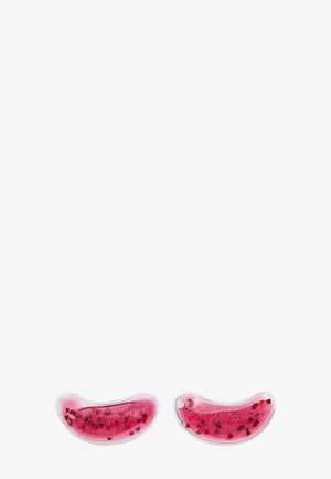 Patchs sous les yeux en gel transparent en forme de croissants de lune, remplis de paillettes rouges et roses, avec une surface lisse et brillante.