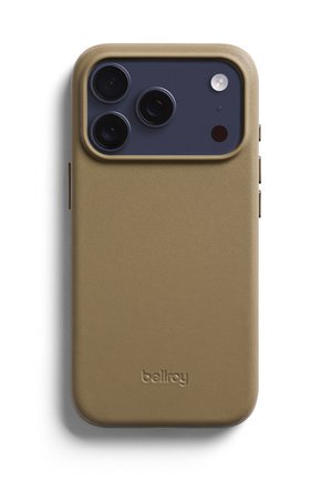 Smartphone con tripla fotocamera posteriore e flash all'interno di una custodia liscia in pelle color cuoio con il logo "bellroy" impresso.