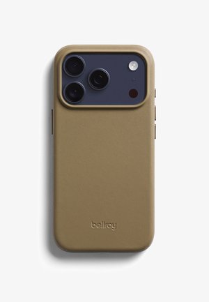 Smartphone con tripla fotocamera posteriore e flash all'interno di una custodia liscia in pelle color cuoio con il logo "bellroy" impresso.