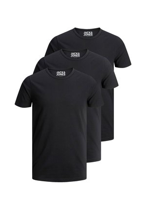 Drei schwarze Rundhals-T-Shirts aus Baumwolle mit kurzen Ärmeln und normaler Passform. Jedes hat ein Logo, das am Halskragen aufgedruckt ist.