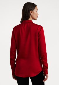 Lauren Ralph Lauren CLASSIC FIT SATIN CHARMEUSE SHIRT - Blusa com botões - festive red