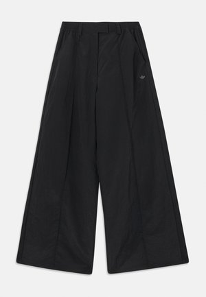 Črne široke hlače z žepi na straneh, zankami za pas, sprednjimi gubami in majhnim logotipom Adidas na desni strani.