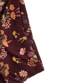 Bordeaux stof med et blomstermønster i orange, pink og grønne nuancer. Omfatter en knaplukning og teksturerede elementer.