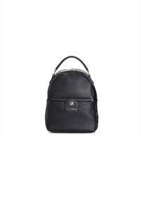 Svart läderryggsäck med rundad design, framficka, silverfärgad metalldetaljer och en logotypapplikation. Strukturerad yta och robustt handtag.