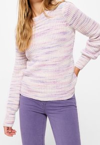 Lekko teksturowany sweter pleciony w jasnym kremowym kolorze z pastelowymi fioletowymi i niebieskimi paskami. Posiada okrągły dekolt i długie rękawy.