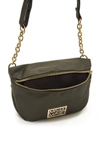 Borsa a tracolla verde in nylon con una tracolla in catena dorata, dotata di una tasca con zip e una placca logo dorata sul fronte.